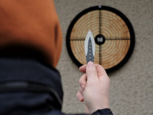 how to throw a knife